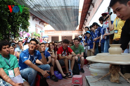 International students tour Bat Trang ceramic craft village  - ảnh 1